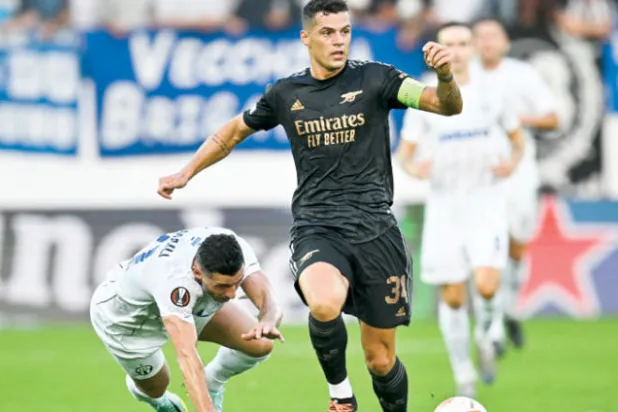 تشاكا عاد ليلعب دور القائد الملهم في صفوف آرسنال (أ.ب)