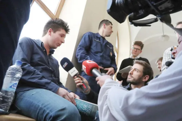 بينتو محاط بالإعلاميين لحظة القبض عليه في 2019 في قضية تسريبات لعمولات وفضائح بكرة القدم وفي الإطار بينتو الذي ما زال يحاكم عاد للواجهة مرة جديدة بالفيلم الوثائقي «لعبة الأسرار» (أ.ف.ب)