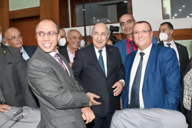 صورة وزعتها الرئاسة الجزائرية لزيارة تبون مقر المؤتمر الفلسطيني