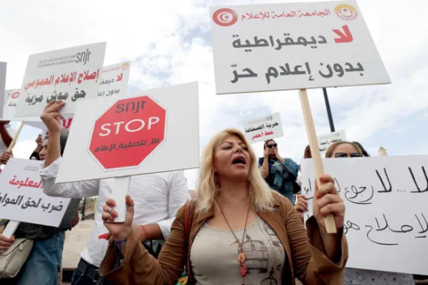 جانب من المظاهرات التي نظمها رجال الإعلام أمس أمام مقر الحكومة في العاصمة التونسية (إ.ب.أ)