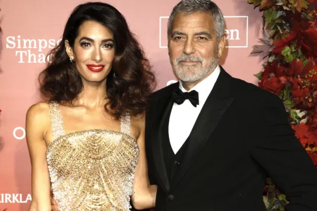 الممثل الأميركي جورج كلوني وزوجته أمل (إ.ب.أ)