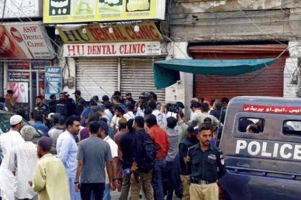 Silahlı bir saldırganın geçen ayın sonunda Karaçi’deki bir klinikte çift uyruklu bir Çin vatandaşını öldürmesinin ardından Pakistan polisi tarafından güvenlik uyarısı yapılıyor (Reuters)