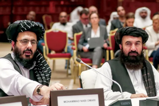 محمد نبي عمري (يسار) وخير الله خيرخوة (يمين) من أعضاء «طالبان» الذين كانوا سجناء سابقين محتجزين في خليج غوانتانامو وأُفرج عنهم عام 2014 في تبادل أسرى... أثناء حضورهما محادثات الحوار الأفغاني الداخلي في العاصمة القطرية الدوحة يوم 8 يوليو 2019 (غيتي)