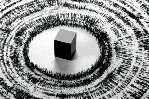 الفنان السعودي أحمد ماطر من المشاركين في البينالي والصورة لأحد أعماله السابقة «مغناطيسية»