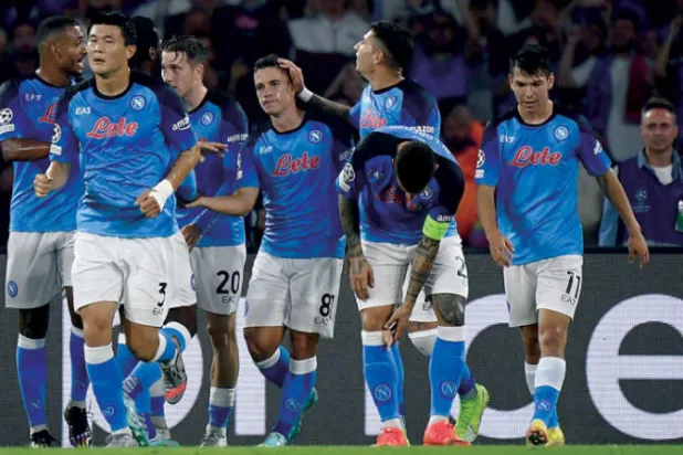 لاعبو نابولي يحتفلون بأحد أهدافهم أمام أياكس في دوري أبطال أوروبا (أ.ف.ب)
