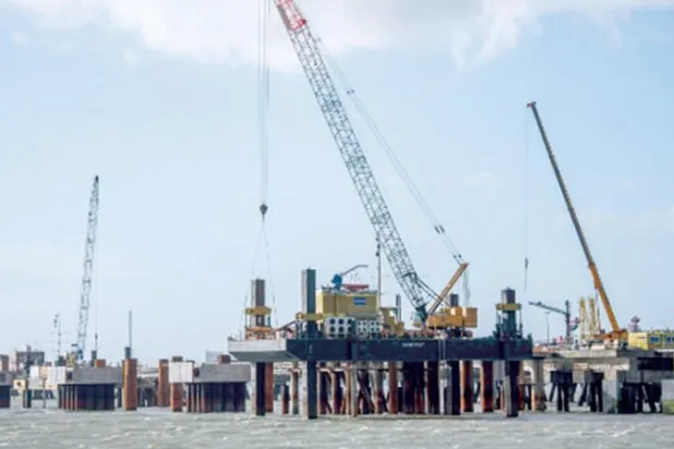 جانب من أعمال بناء لإحدى محطة استخراج الغاز السائل على السواحل الألمانية (د.ب.أ)