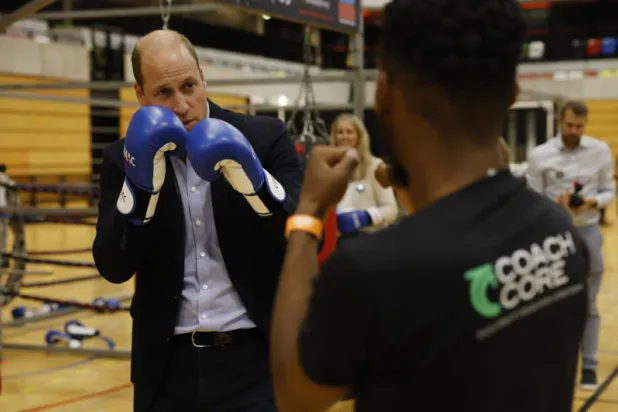 الأمير البريطاني ويليام يتدرب على الملاكمة في حديقة الملكة إليزابيث الأولمبية بلندن (أ.ب)