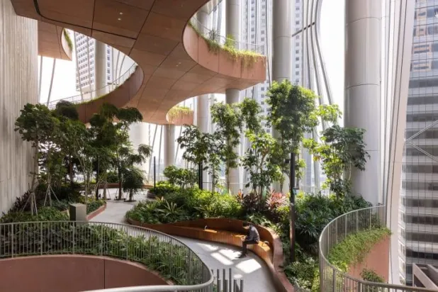 المبنى المكون من 51 طابقاً يضم أكثر من 80 ألف شجرة ونبات على مساحة 90 ألف قدم مربعة (سي إن إن)