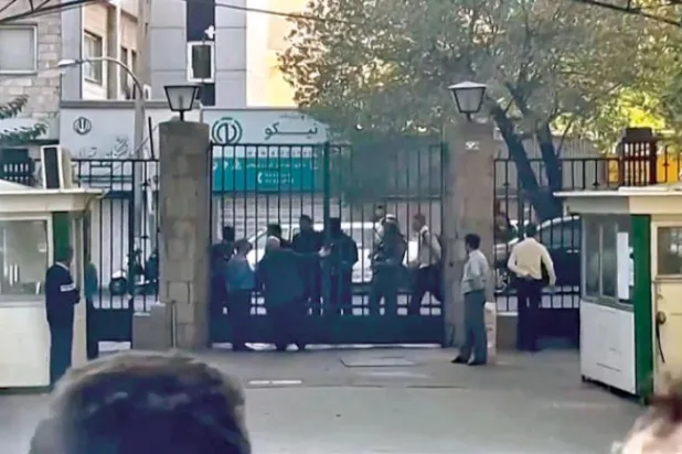 جمعرات کے روز تہران یونیورسٹی میں ایک تحریک کے آغاز کی ویڈیو سے لیا گیا اسکرین شاٹ (اے ایف پی)