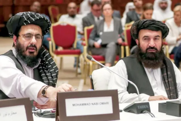 محمد نبی عمری (بائیں) اور خیر اللہ خیرخواہ (دائیں) سابق طالبان قیدی ہیں جو گوانتاناموبے میں قید تھے اور 2014 میں قیدیوں کے تبادلے میں رہا ہوئے تھے... 8 جولائی 2019 کو قطر کے دارالحکومت دوحہ میں ہونے والے بین الافغان مذاکرات میں شرکت کے دوران دیکھا جا سکتا ہے ( گیٹی امیجز)