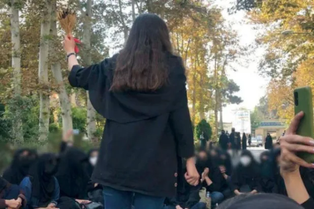 جمعہ کو تہران یونیورسٹی میں طالبات کے احتجاج کے ایک منظر کو دیکھا جا سکتا ہے (ٹویٹر)