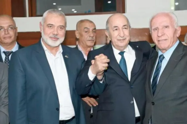 صورة وزعتها الرئاسة الجزائرية لزيارة تبون مقر المؤتمر الفلسطيني