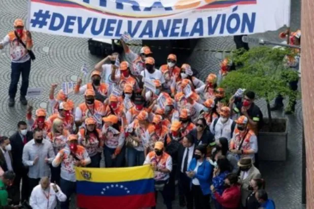 تظاهرة لعاملين في شركة الطيران الفنزويلية كونفياسا أمام سفارة الأرجنتين في كراكاس في أغسطس الماضي (أ.ف.ب)