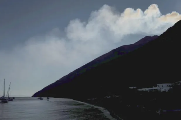 هدوء بركان «سترومبولي» في إيطاليا بعد ثورانه بقوة لعدة أيام