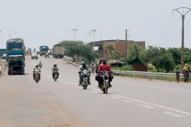 دراجات نارية تعبر الجسر بين النيجر وبنين (أ.ف.ب)