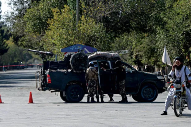 استنفار أمني من عناصر حركة «طالبان» خارج جامعة كابل بعد هجوم إرهابي (أ.ف.ب)