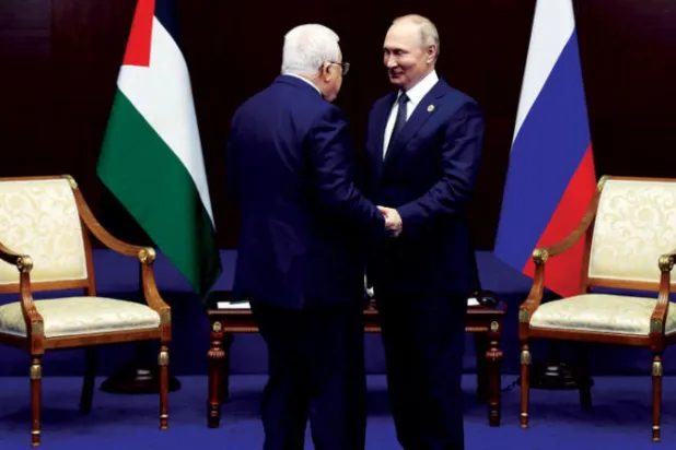 الرئيس بوتين التقي الرئيس عباس على هامش مؤتمر آستانة (أ.ف.ب)