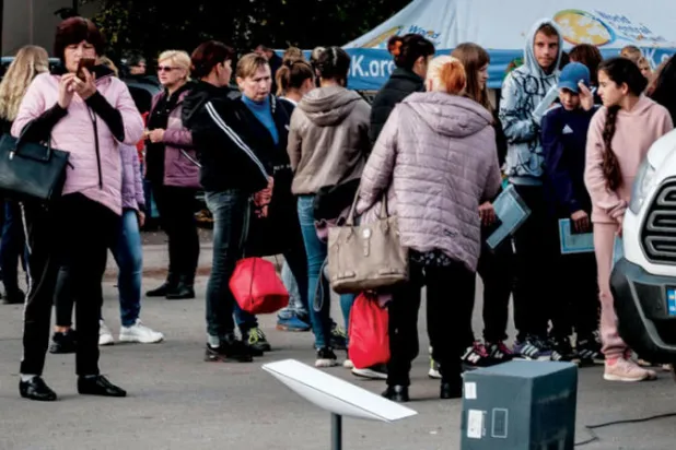 جهاز «ستارلينك» خارج محطّة إصدار جوازات السفر في خاركيف في 29 سبتمبر (أ.ف.ب)