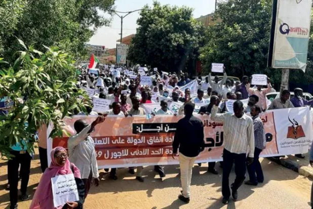 مسيرات احتجاج المعلمين أمام مجلس الوزراء في الخرطوم أمس (الشرق الأوسط)