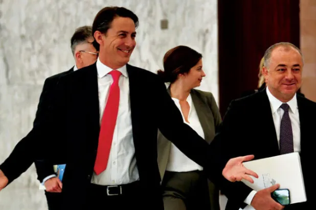 بو صعب مرافقاً الوسيط الأميركي آموس هوكستين أثناء زيارته لبنان سبتمبر الماضي (إ.ب.أ)