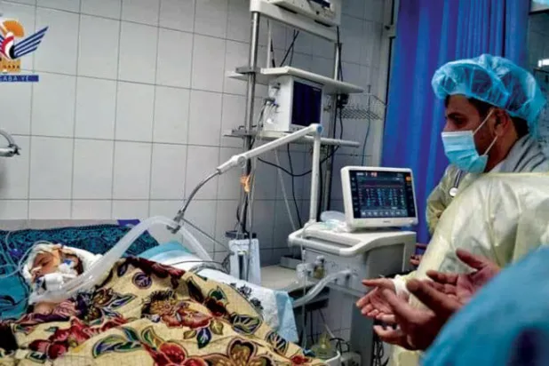 طفل يمني في العناية المركزة بعد تلقيه مع عشرات الأطفال المصابين بالسرطان حقناً فاسدة في مشفى تديره الميليشيات الحوثية في صنعاء (إعلام حوثي)