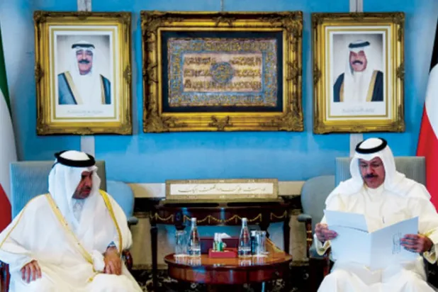 الشيخ أحمد نواف الأحمد الصباح رئيس مجلس الوزراء خلال استقباله سفير دولة قطر (كونا)