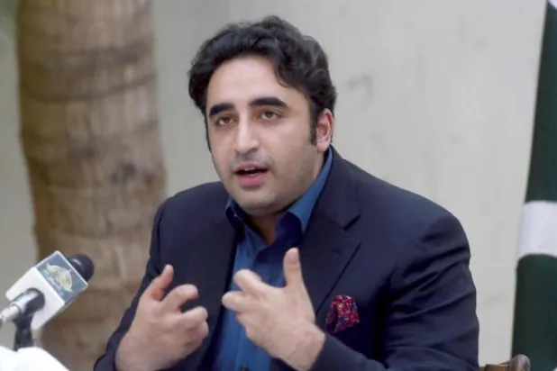 پاکستانی وزیر خارجہ کل ایک پریس کانفرنس کرتے ہوئے (ای.بی.اے)