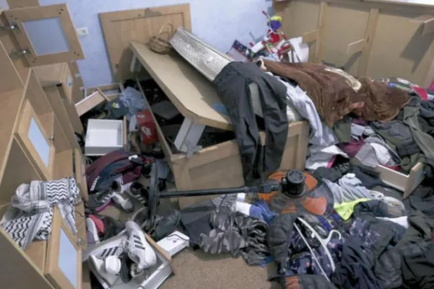 İsrail askerleri dün Ramallah'ın doğusundaki Deyr Cerir kasabasında baskın düzenlediği evde bir odayı harabeye çevirdi (AFP)