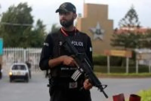 أحد أفراد الشرطة الكوماندوز الباكستانية في حراسة لضمان الأمن خارج الاستاد الوطني حيث شارك لاعبو فريق الكريكيت الإنجليزي في جلسة تدريبية في كراتشي سبتمبر (أ.ب)