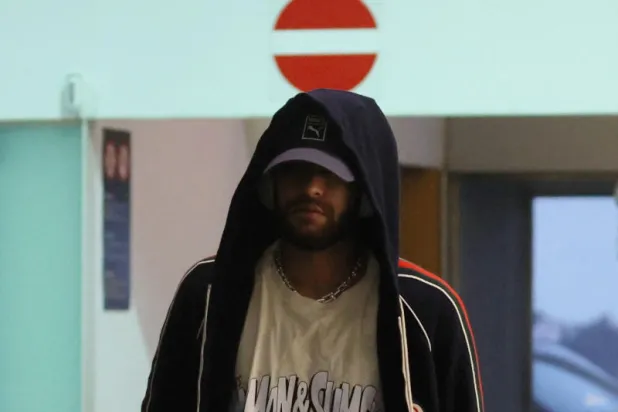 نيمار عند وصوله إلى مطار إل برات في برشلونة (رويترز)