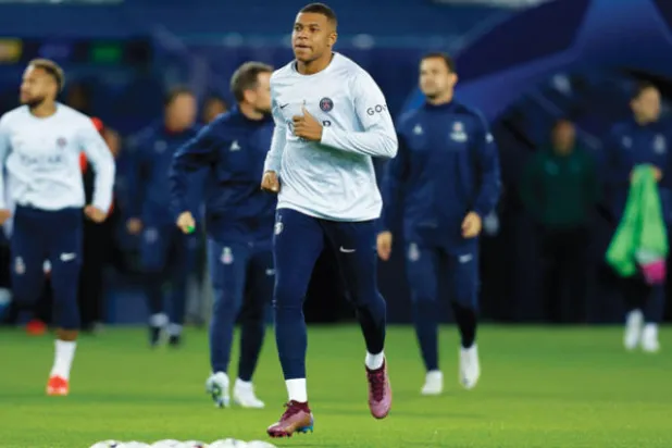 مبابي أحدث شرخاً في سان جيرمان بتصريحاته المثيرة للجدل (رويترز)