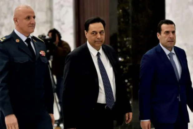 بعبدا پیلس پہنچنے پر ایک افسر حسن دیاب کے ساتھ ہیں، جب وہ وزیر اعظم تھے (دلاتی اور نہرہ)