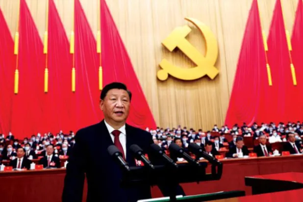 شی گزشتہ روز بیجنگ میں چینی کمیونسٹ پارٹی کی 20ویں کانفرنس کے افتتاح کے موقع پر خطاب کرتے ہوئے (اے ایف پی)