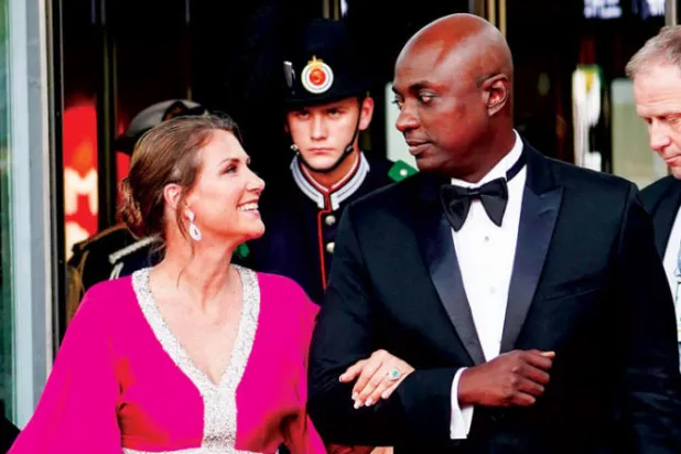 الأميرة مارتا لويز مع خطيبها الشامان دوريك فيريت (أ.ف.ب)