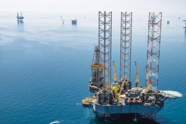 جهاز حفر في حقل الحصباة الذي يقع على بعد 150 كيلومتراً شمال مدينة الجبيل الصناعية على ساحل الخليج العربي (موقع شركة أرامكو السعودية)