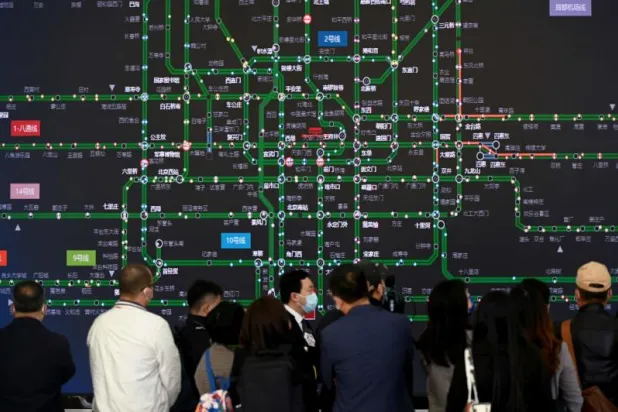 صحافيون يعاينون مركز التحكم الرئيسي لسكة حديد بكين (أ.ف.ب)