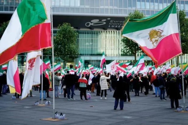 کل لگسمبرگ میں یورپی یونین کے وزرائے خارجہ کے اجلاس کے دوران لوگوں کو ایرانی خواتین کی حمایت میں مظاہرہ کرتے ہوئے دیکھا جا سکتا ہے (اے بی)