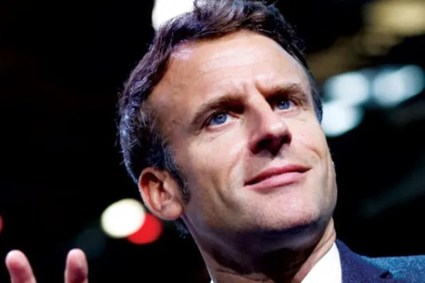 کل ایک کار شو میں صدر میکرون کو خطاب کرتے ہوئے دیکھا جا سکتا ہے (رائٹرز)