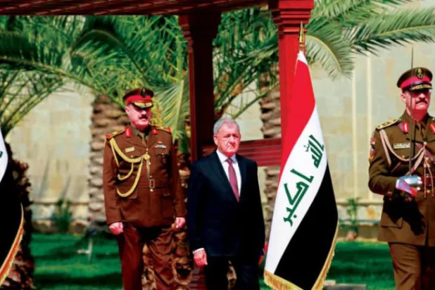 عراقی صدر عبد اللطیف رشید کو کل گارڈ آف آنر کا جائزہ لیتے ہوئے دیکھا جا سکتا ہے (اے بی)