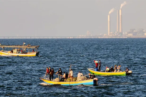 مسيرة لفلسطينيين أمام ميناء غزة في سبتمبر للمطالبة بالحصول على الغاز من حقل بحري قبالة إسرائيل (د.ب.أ)
