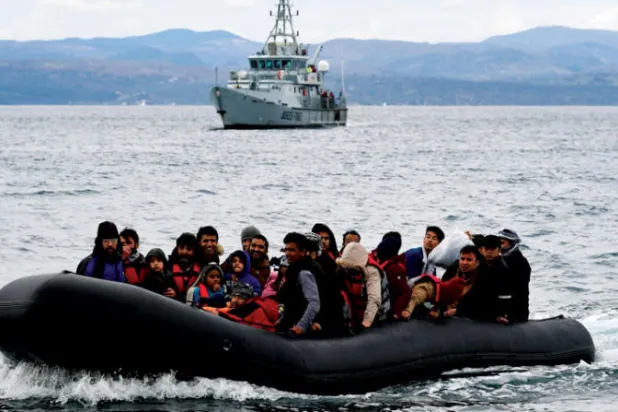 صورة أرشيفية للاجئين قرب جزيرة ليسبوس اليونانية (أ.ب)