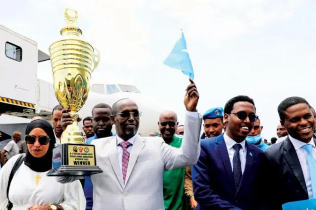 صورة وزعتها وكالة الأنباء الصومالية لاستقبال أعضاء منتخب الناشئين المتوج بكأس شرق ووسط أفريقيا