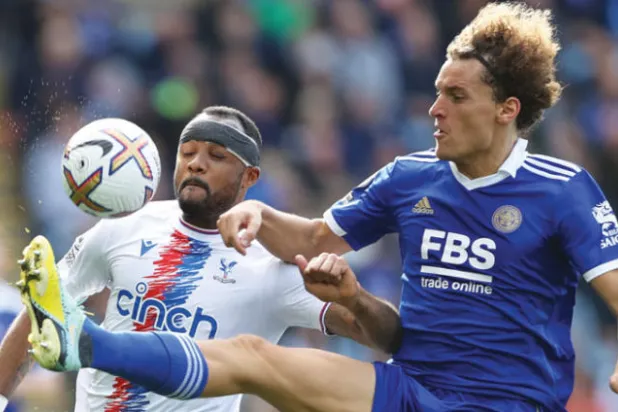 فايس بقميص ليستر (يمين) خلال مواجهة كريستال بالاس (رويترز)