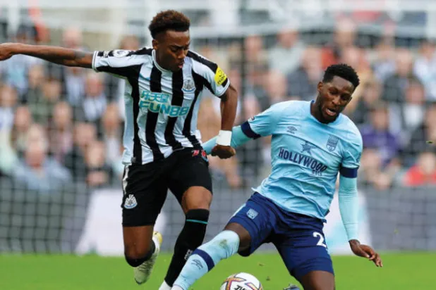 جو ويلوك (يسار) في صراع على الكرة مع بابتيست لاعب برنتفورد (رويترز)