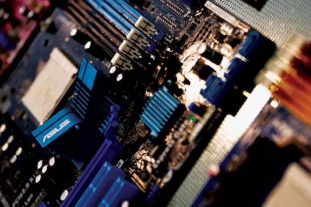 حذر رئيس وزراء سنغافورة من أن القرار الأميركي لتقييد إمداد الشركات الصينية بالشرائح يمكن أن تكون له تداعيات واسعة (رويترز)