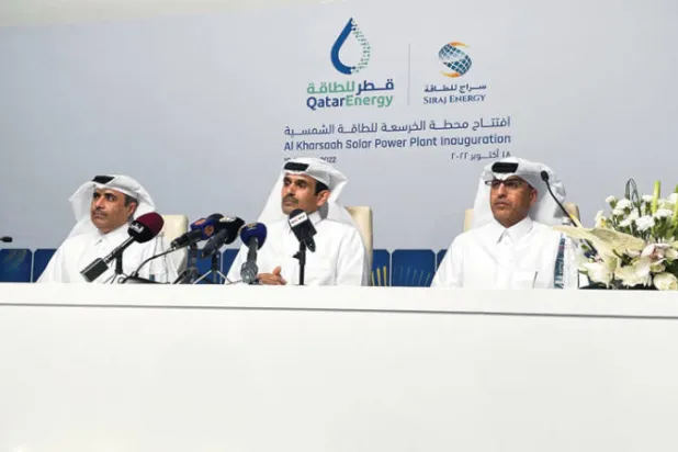 جانب من المؤتمر الصحافي الذي عقد بعد افتتاح مشروع محطة الخرسعة للطاقة الشمسية في قطر أمس (رويترز)