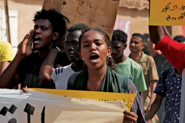 محتجون سودانيون خلال مظاهرة طالبوا فيها بالحكم المدني في الخرطوم يوم 13 أكتوبر الجاري (أ.ف.ب)