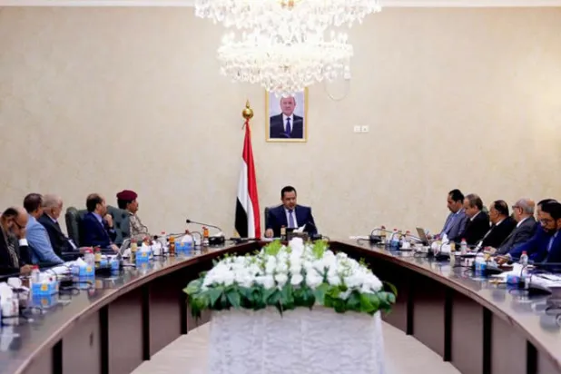 اجتماع مجلس الوزراء اليمني برئاسة معين عبد الملك في عدن أمس (سبأ)