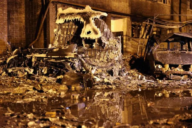 جزء من حطام الطائرة في موقع تحطمها عند المبنى السكني (أ.ف.ب)