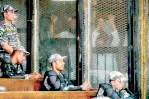 محاكمة سابقة لقادة من «الإخوان» بمصر في «قضايا عنف» (أ.ف.ب)